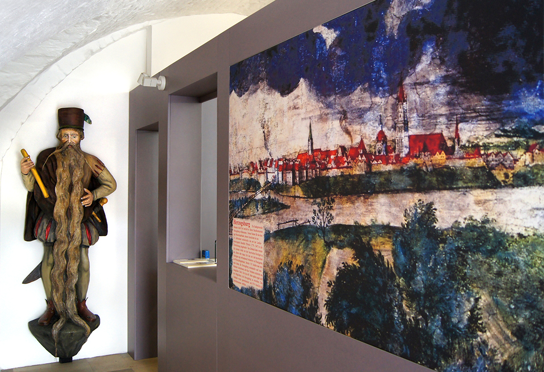 Fotomontage überlebensgroße Hans Staininger Figur im Eingangsbereich der Herzogsburg